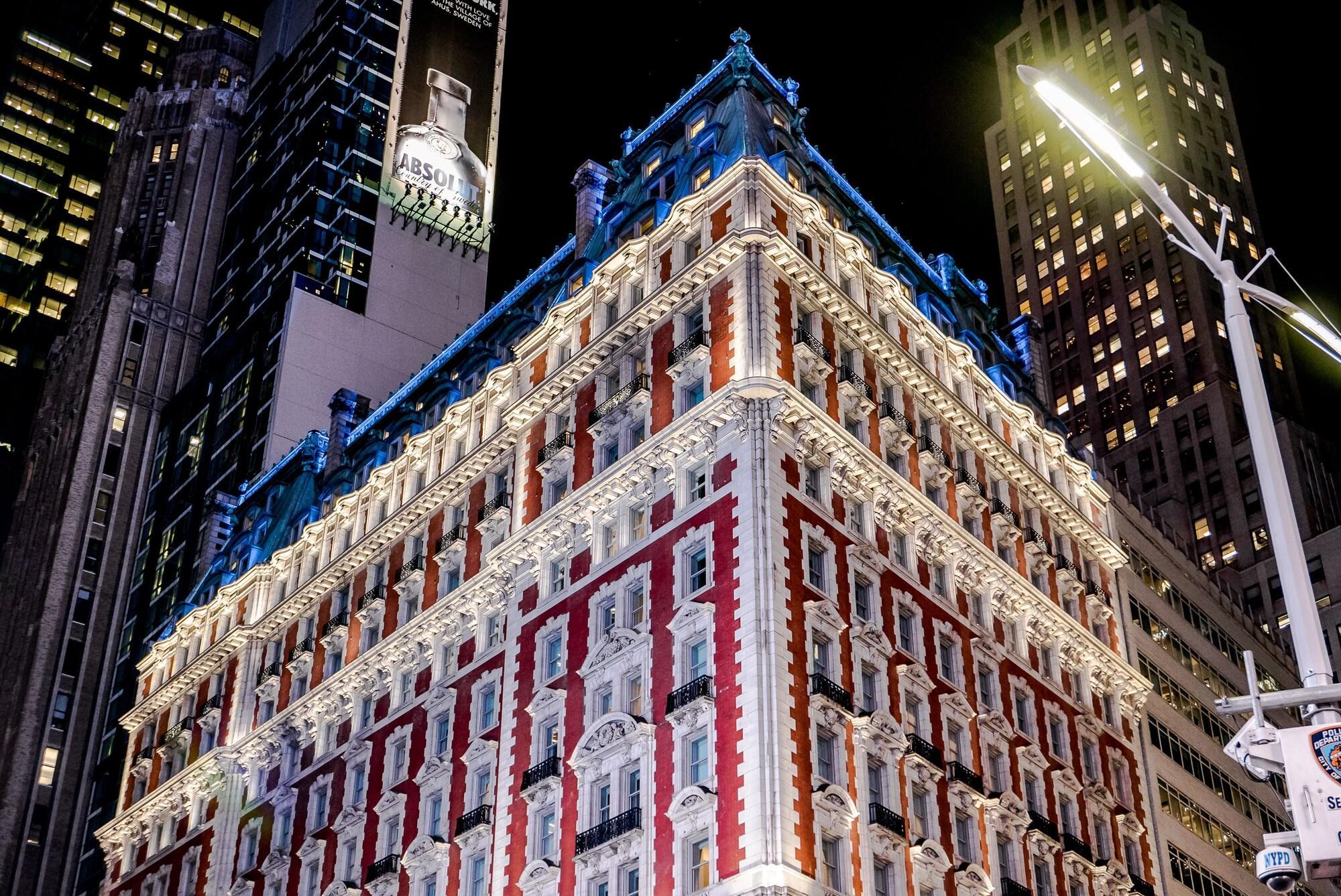 The Knickerbocker Hotel New York Exterior foto The building at night