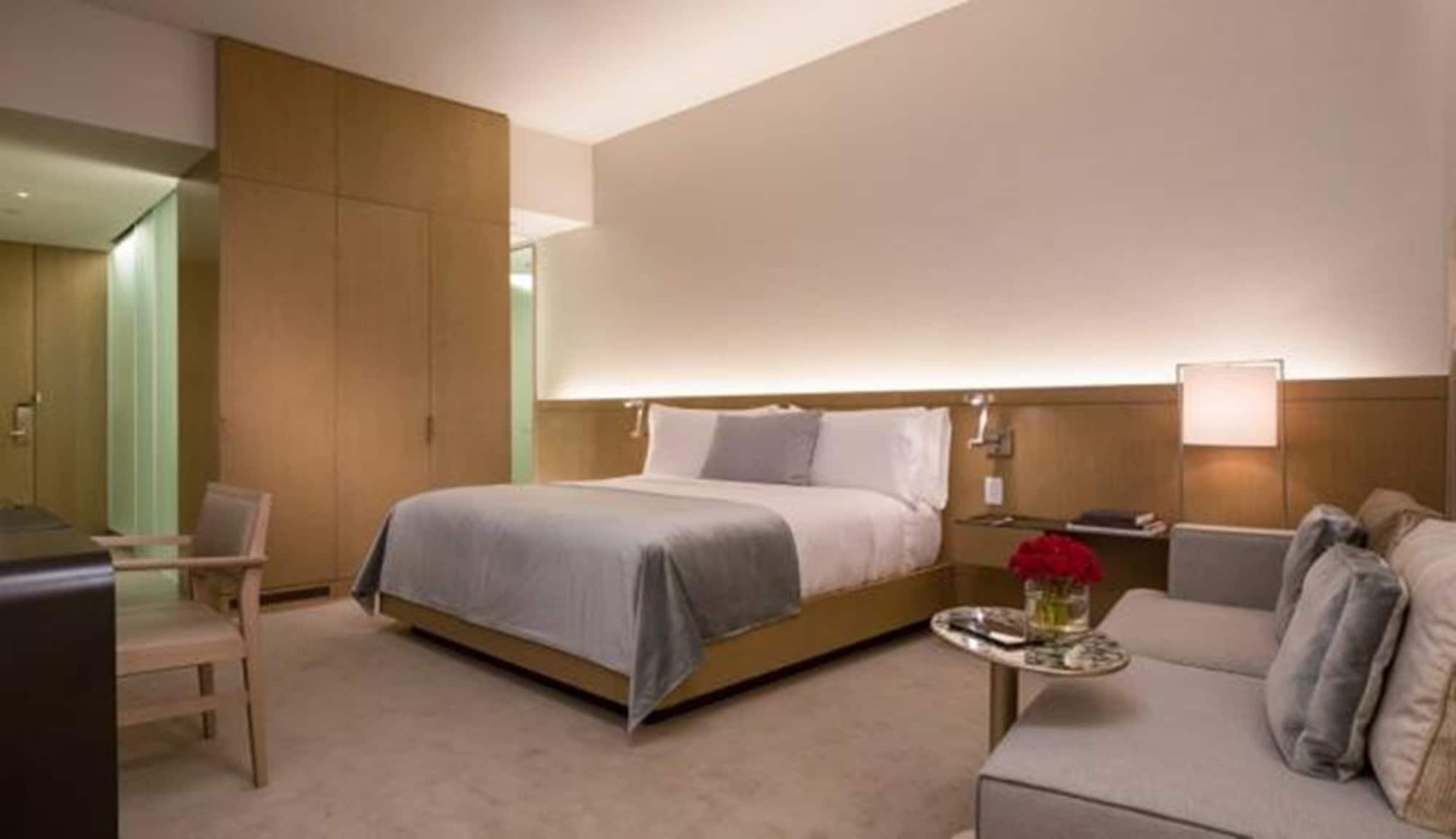 The Knickerbocker Hotel New York Exterior foto A bedroom at the Mandarin Oriental, Washington DC