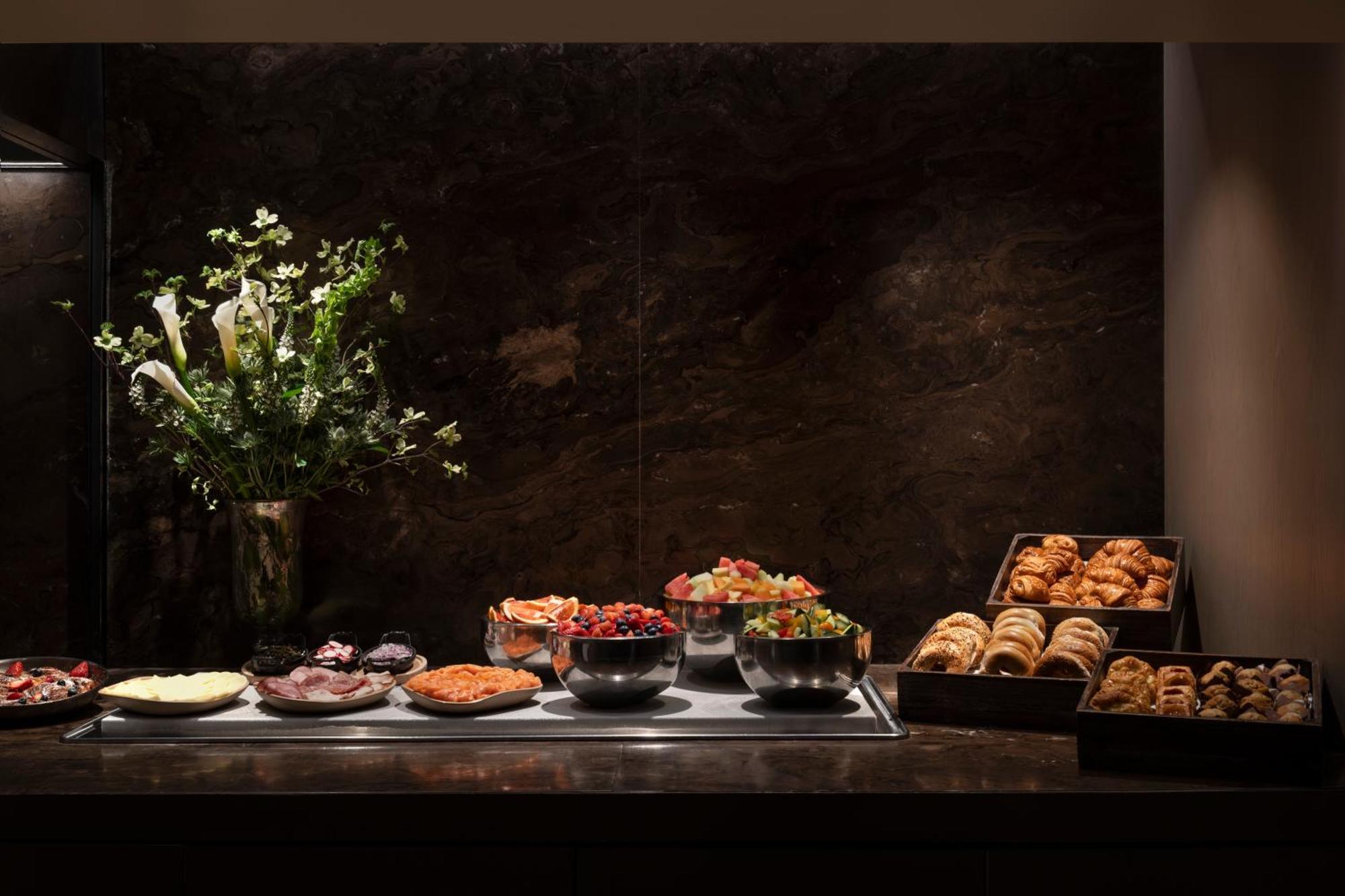 The Knickerbocker Hotel New York Exterior foto A buffet at a hotel