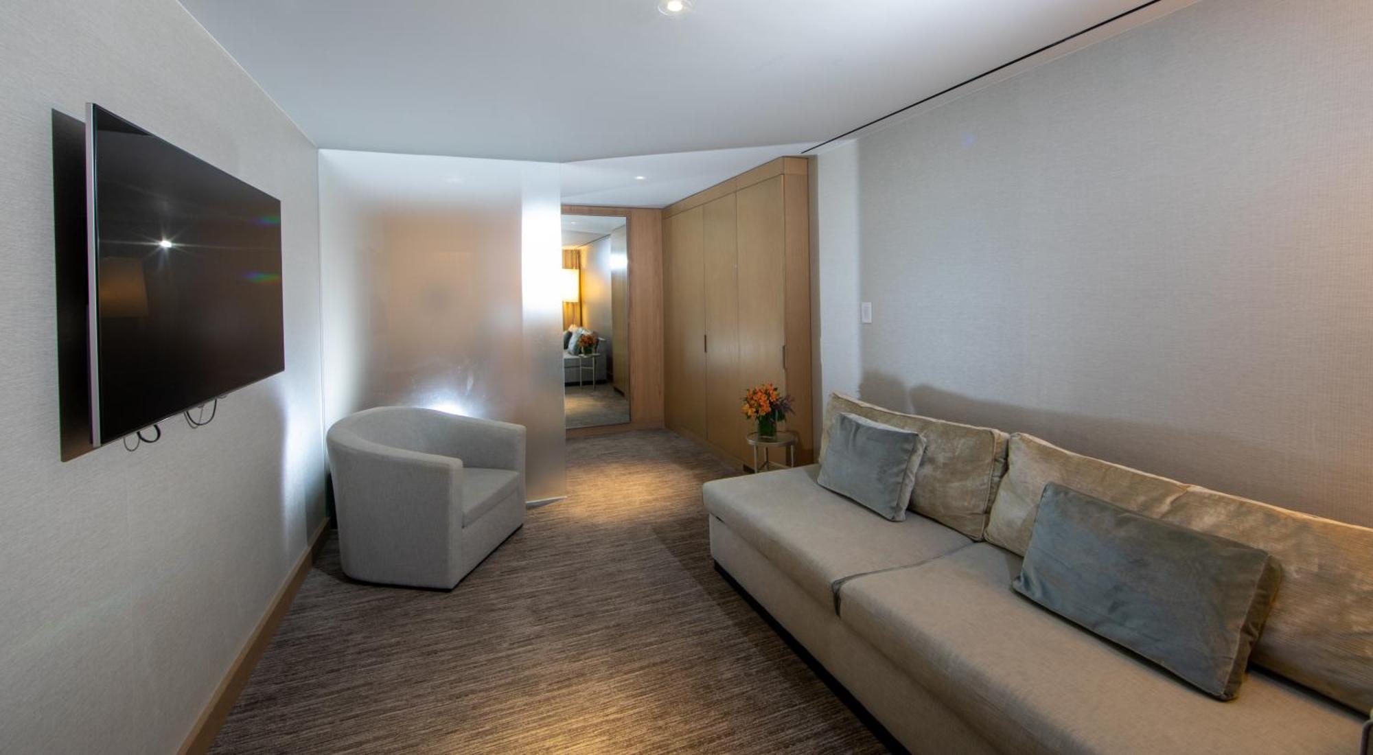 The Knickerbocker Hotel New York Cameră foto A living room in a suite at the hotel